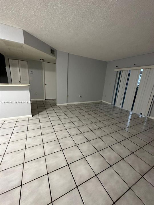 For Sale: $215,000 (1 beds, 1 baths, 813 Square Feet)