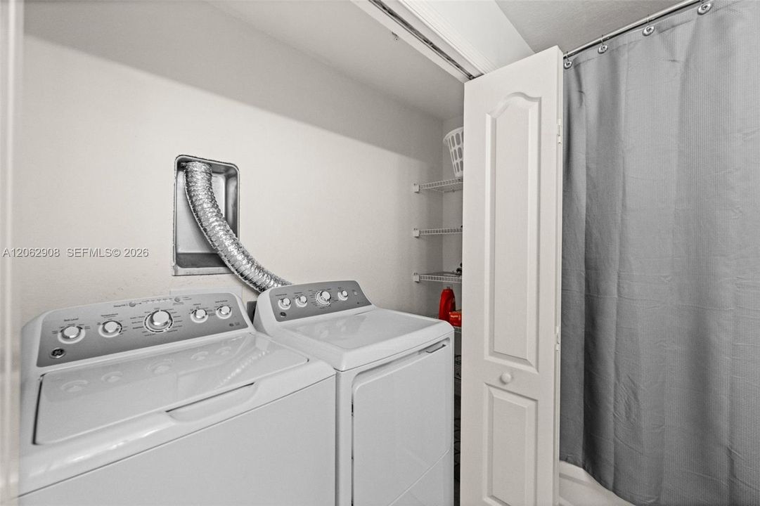 На продажу: $204,900 (2 спален, 2 ванн, 1415 Квадратных фут)