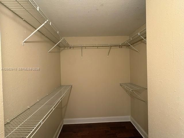 Activo con contrato: $2,300 (1 camas, 1 baños, 990 Pies cuadrados)
