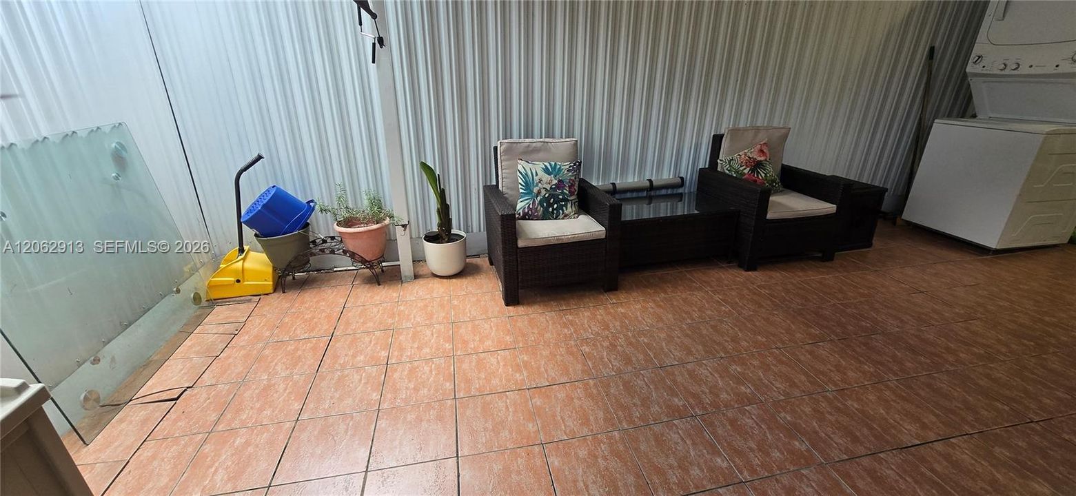 For Sale: $295,000 (2 beds, 1 baths, 852 Square Feet)