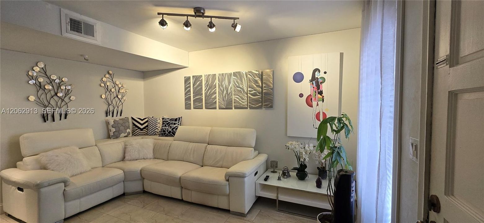 For Sale: $295,000 (2 beds, 1 baths, 852 Square Feet)