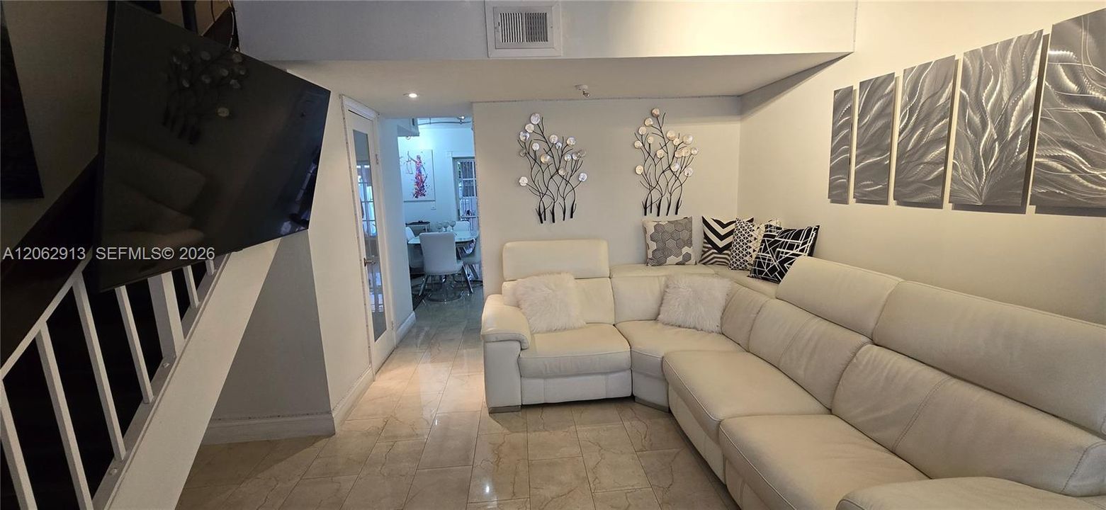 For Sale: $295,000 (2 beds, 1 baths, 852 Square Feet)