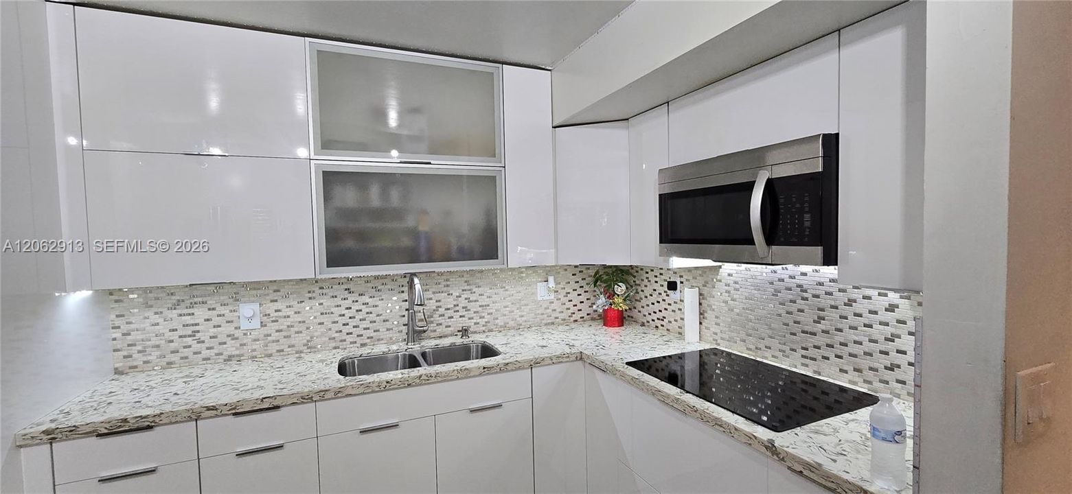 For Sale: $295,000 (2 beds, 1 baths, 852 Square Feet)