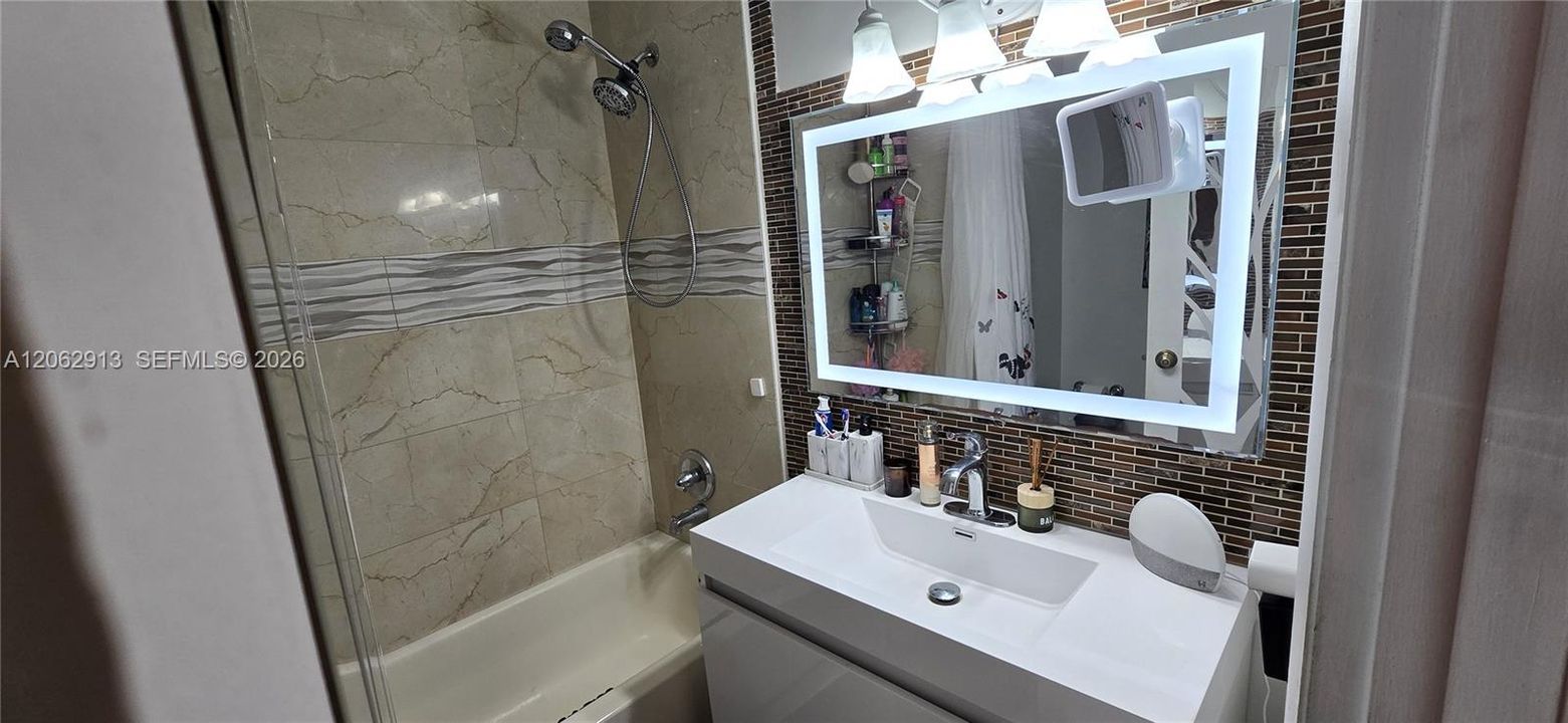 For Sale: $295,000 (2 beds, 1 baths, 852 Square Feet)