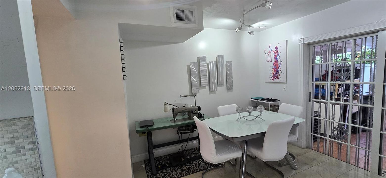 For Sale: $295,000 (2 beds, 1 baths, 852 Square Feet)