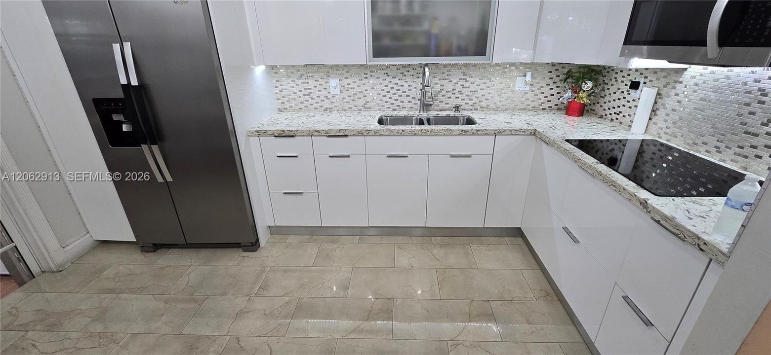 For Sale: $295,000 (2 beds, 1 baths, 852 Square Feet)