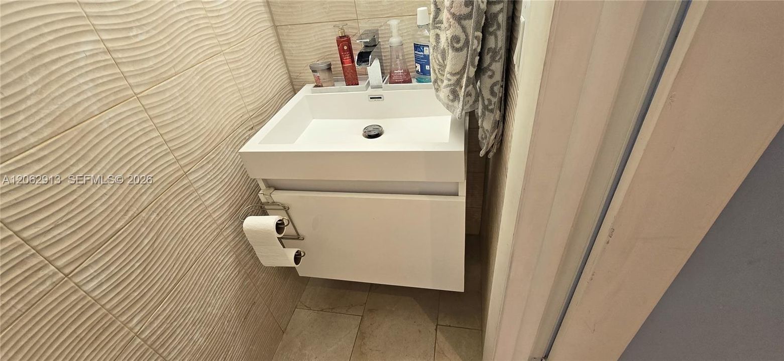For Sale: $295,000 (2 beds, 1 baths, 852 Square Feet)