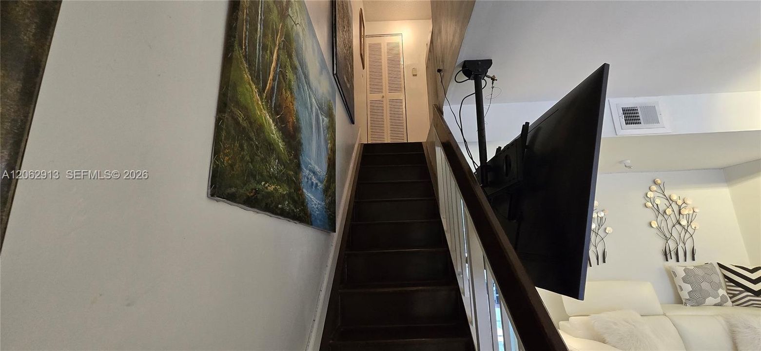 For Sale: $295,000 (2 beds, 1 baths, 852 Square Feet)