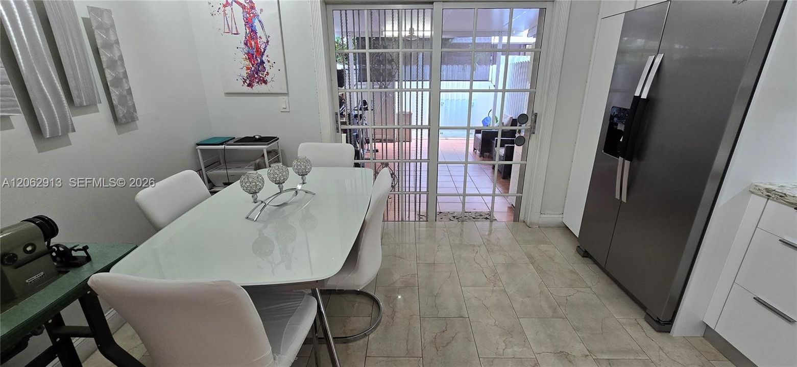 For Sale: $295,000 (2 beds, 1 baths, 852 Square Feet)