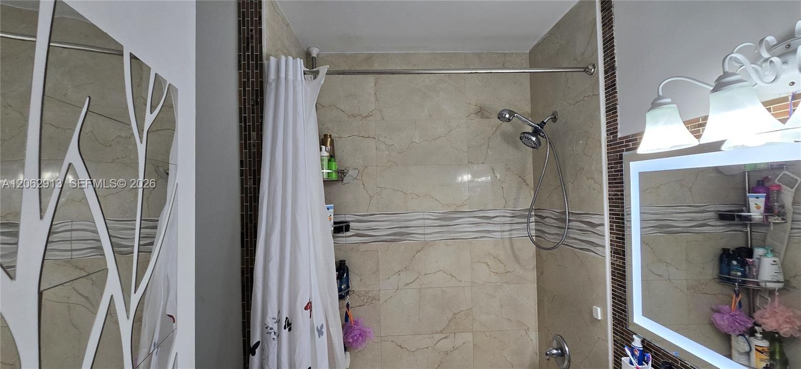 For Sale: $295,000 (2 beds, 1 baths, 852 Square Feet)