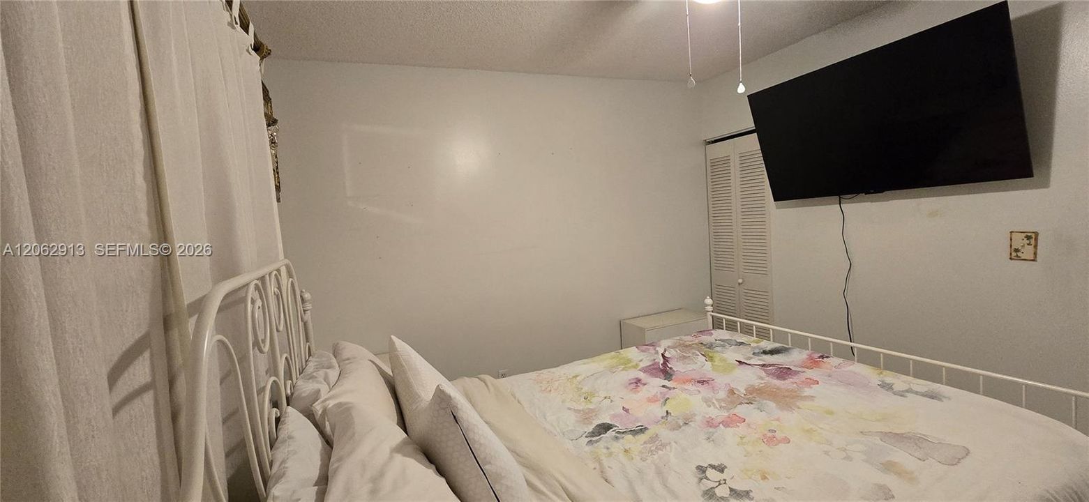 For Sale: $295,000 (2 beds, 1 baths, 852 Square Feet)