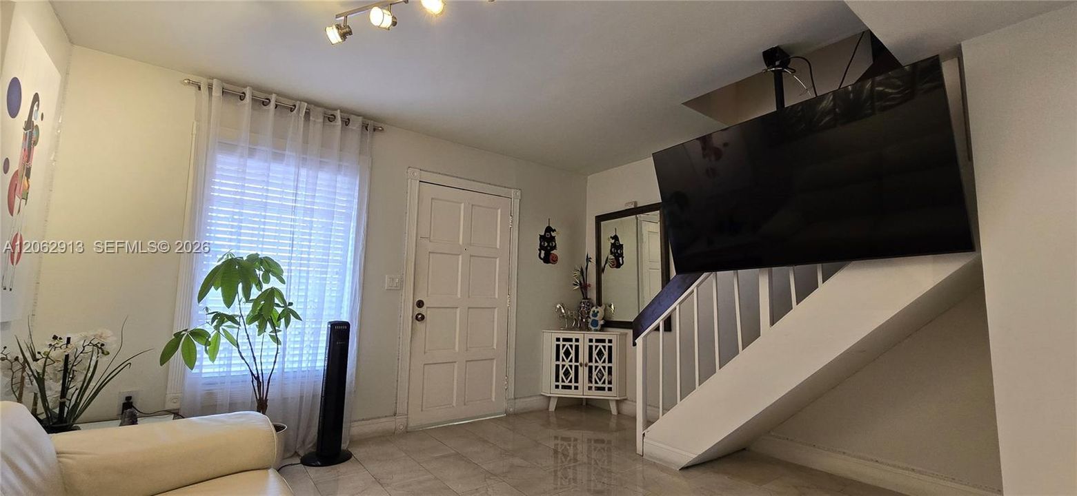 For Sale: $295,000 (2 beds, 1 baths, 852 Square Feet)