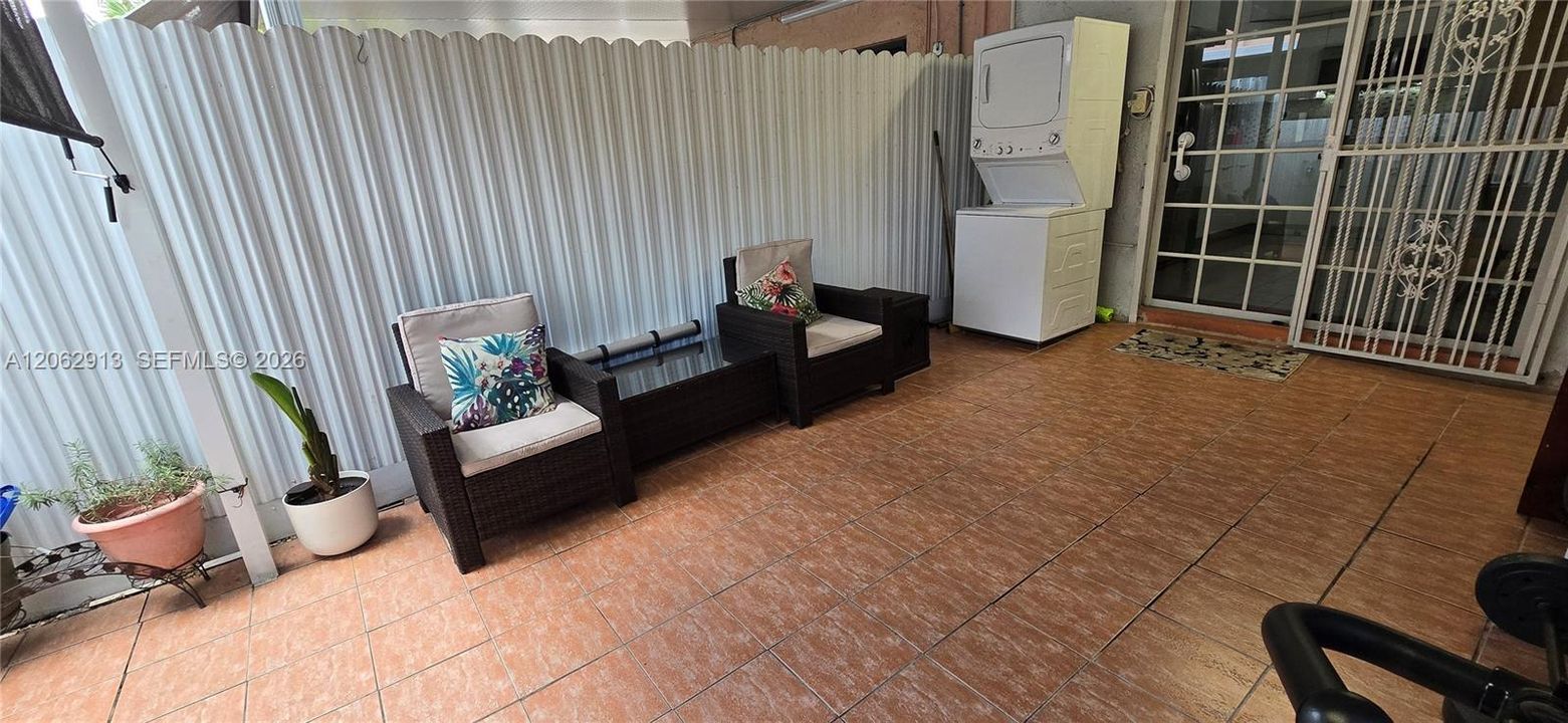 For Sale: $295,000 (2 beds, 1 baths, 852 Square Feet)