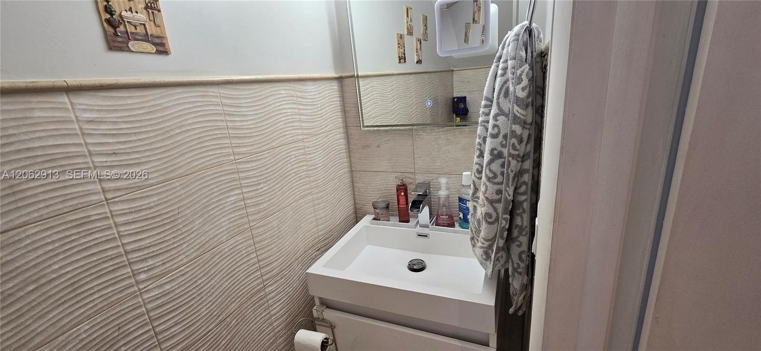 For Sale: $295,000 (2 beds, 1 baths, 852 Square Feet)