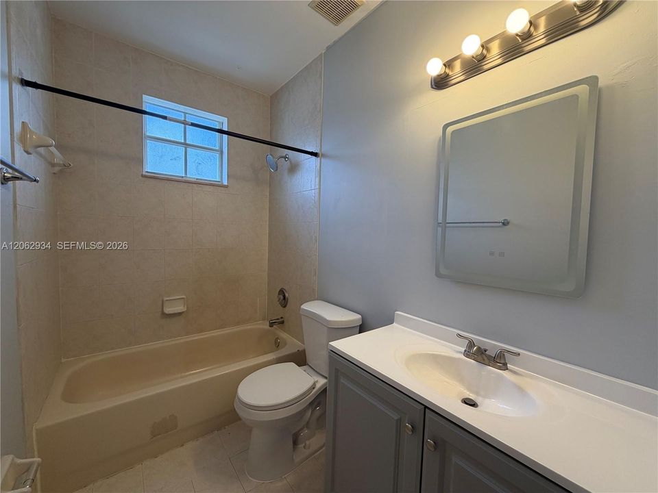 В аренду: $2,800 (4 спален, 3 ванн, 1570 Квадратных фут)