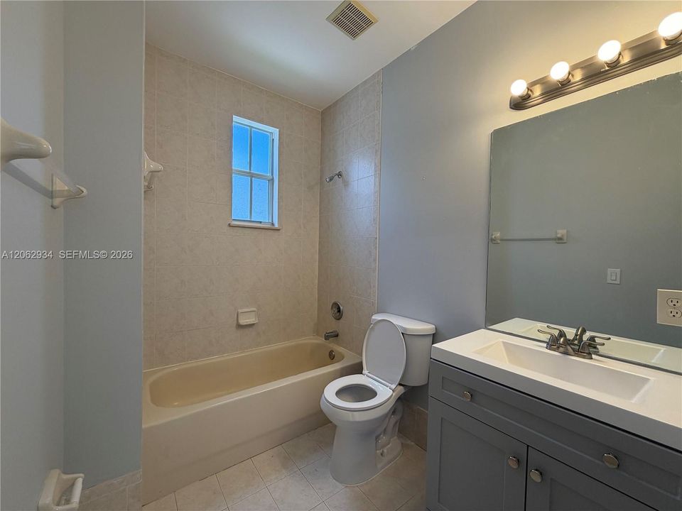 В аренду: $2,800 (4 спален, 3 ванн, 1570 Квадратных фут)