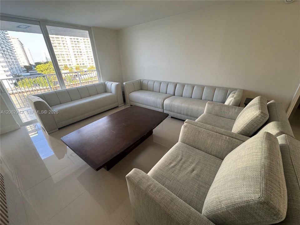В аренду: $2,500 (1 спален, 1 ванн, 837 Квадратных фут)
