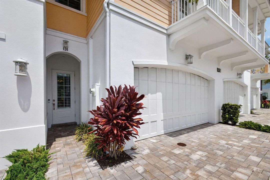 FRONT ENTRYWAY
