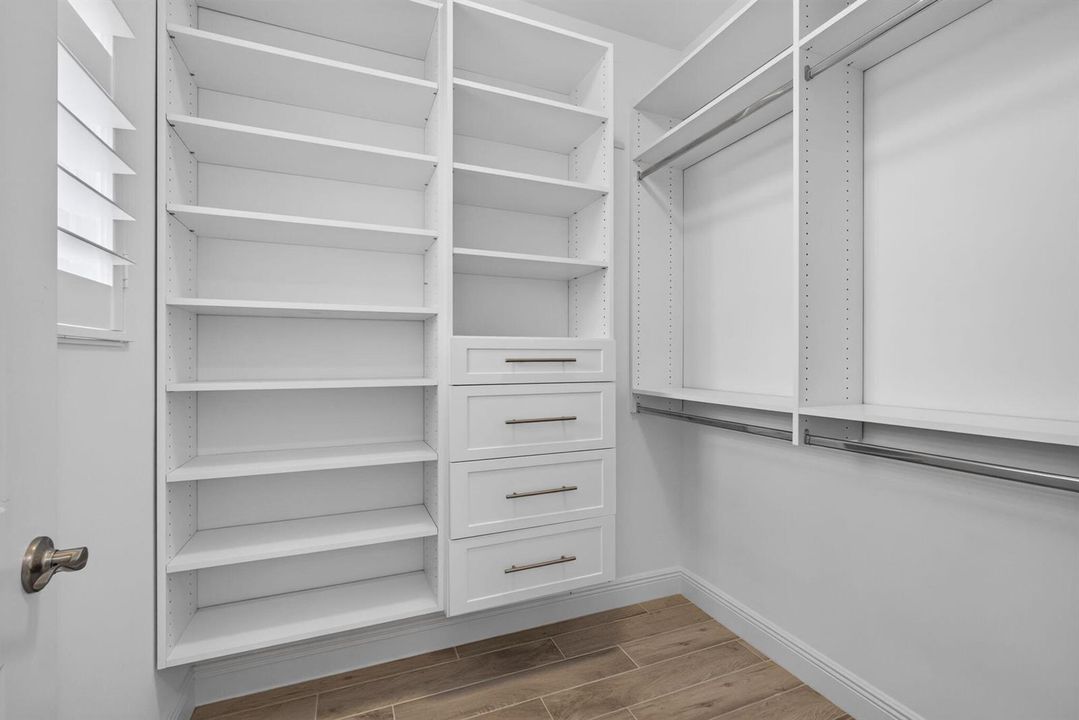 WALK-IN CUSTOM CLOSET