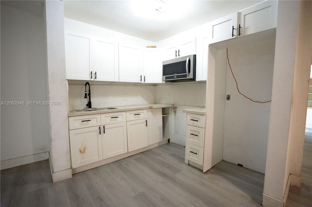На продажу: $399,000 (2 спален, 1 ванн, 1677 Квадратных фут)