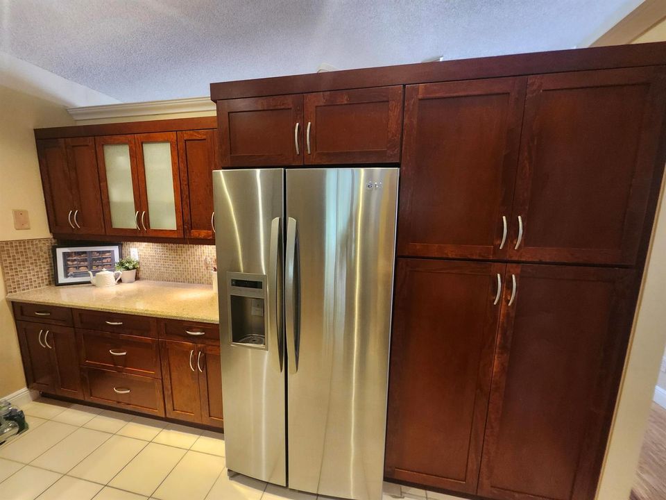 1000038561