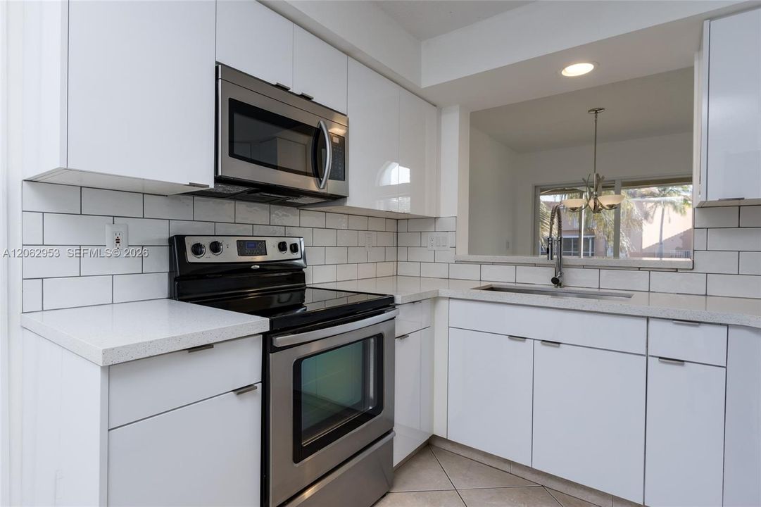 В аренду: $3,900 (3 спален, 2 ванн, 1523 Квадратных фут)
