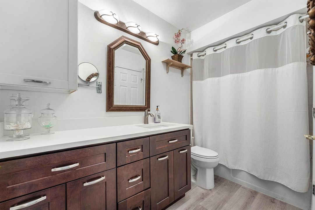 013-4111Northeast21stWay-204-LighthouseP