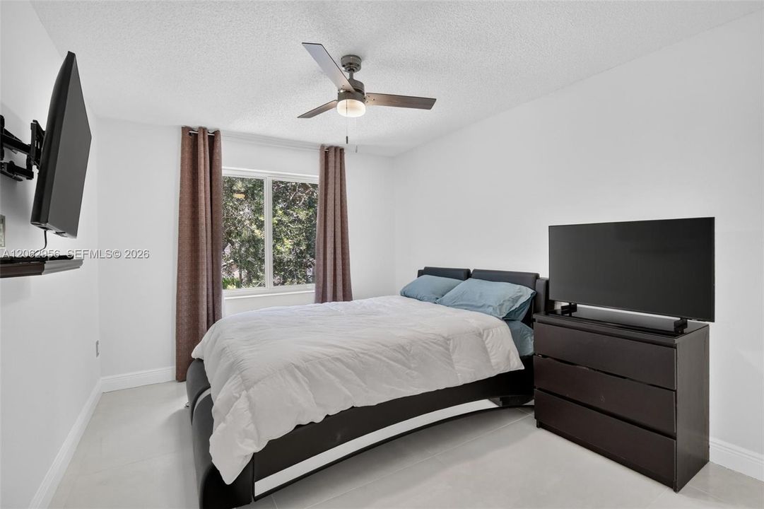For Sale: $999,990 (4 beds, 2 baths, 2378 Square Feet)
