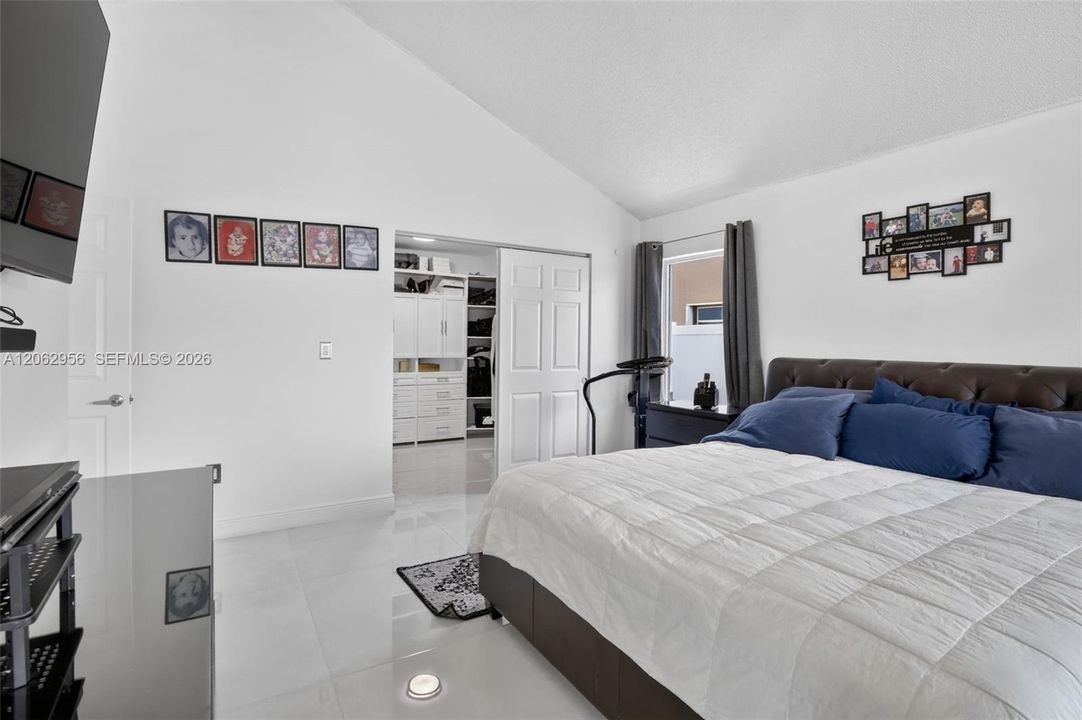 For Sale: $999,990 (4 beds, 2 baths, 2378 Square Feet)