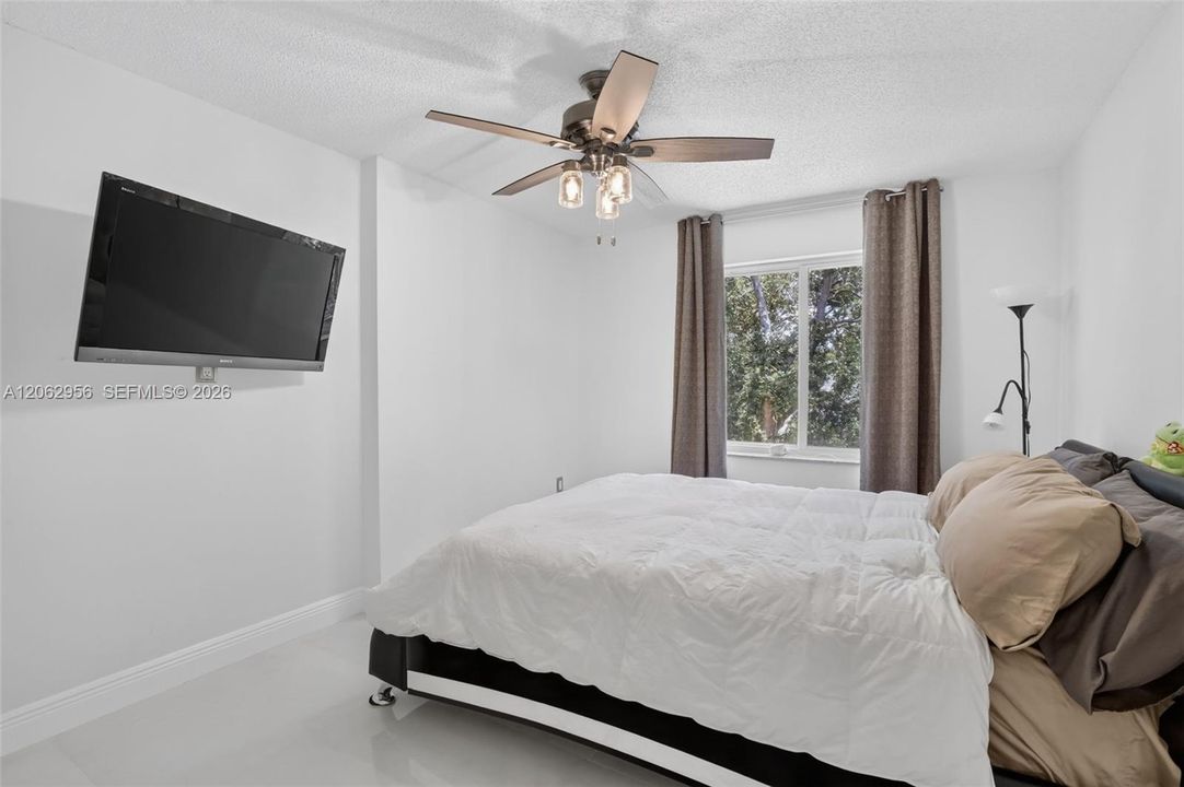 For Sale: $999,990 (4 beds, 2 baths, 2378 Square Feet)