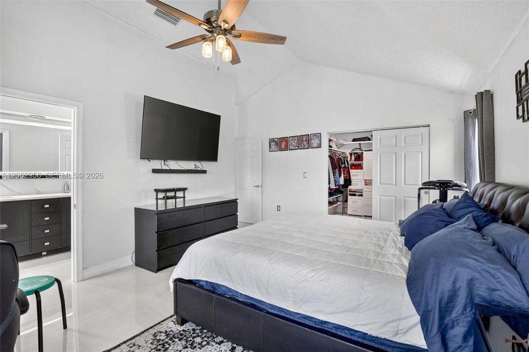 For Sale: $999,990 (4 beds, 2 baths, 2378 Square Feet)
