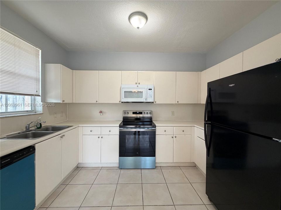 В аренду: $2,800 (4 спален, 3 ванн, 1570 Квадратных фут)