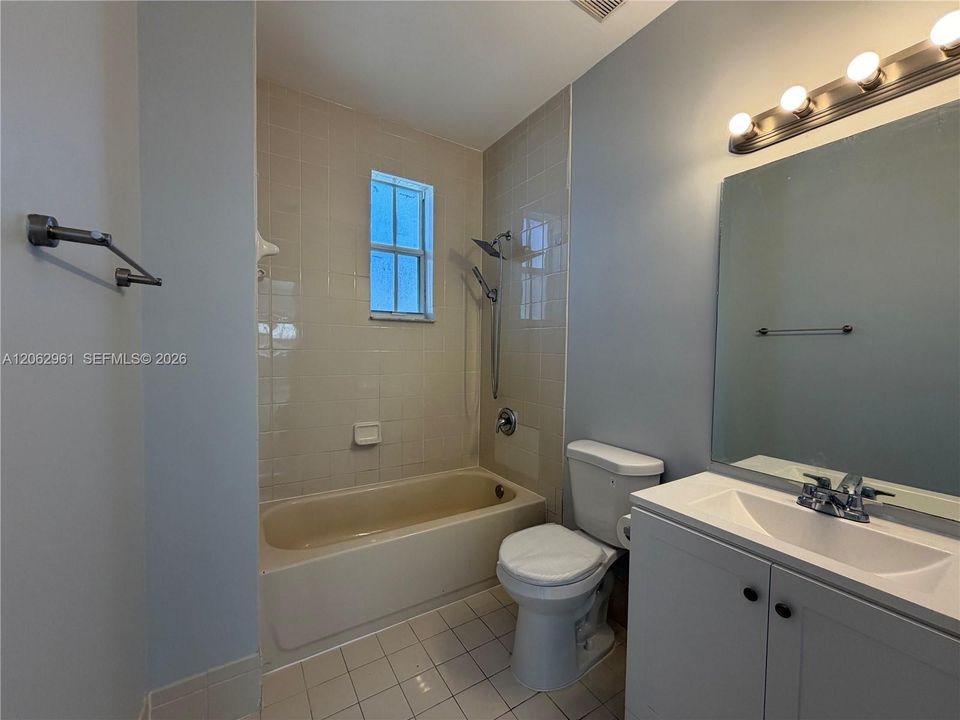 В аренду: $2,800 (4 спален, 3 ванн, 1570 Квадратных фут)