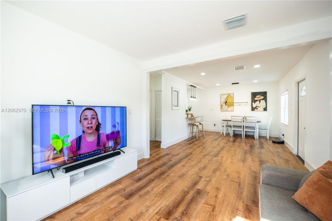 For Rent: $4,000 (3 beds, 2 baths, 1296 Square Feet)