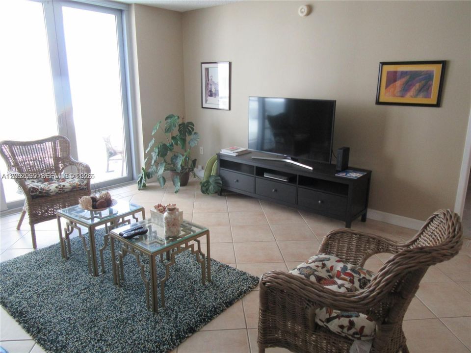 For Rent: $3,450 (1 beds, 1 baths, 825 Square Feet)