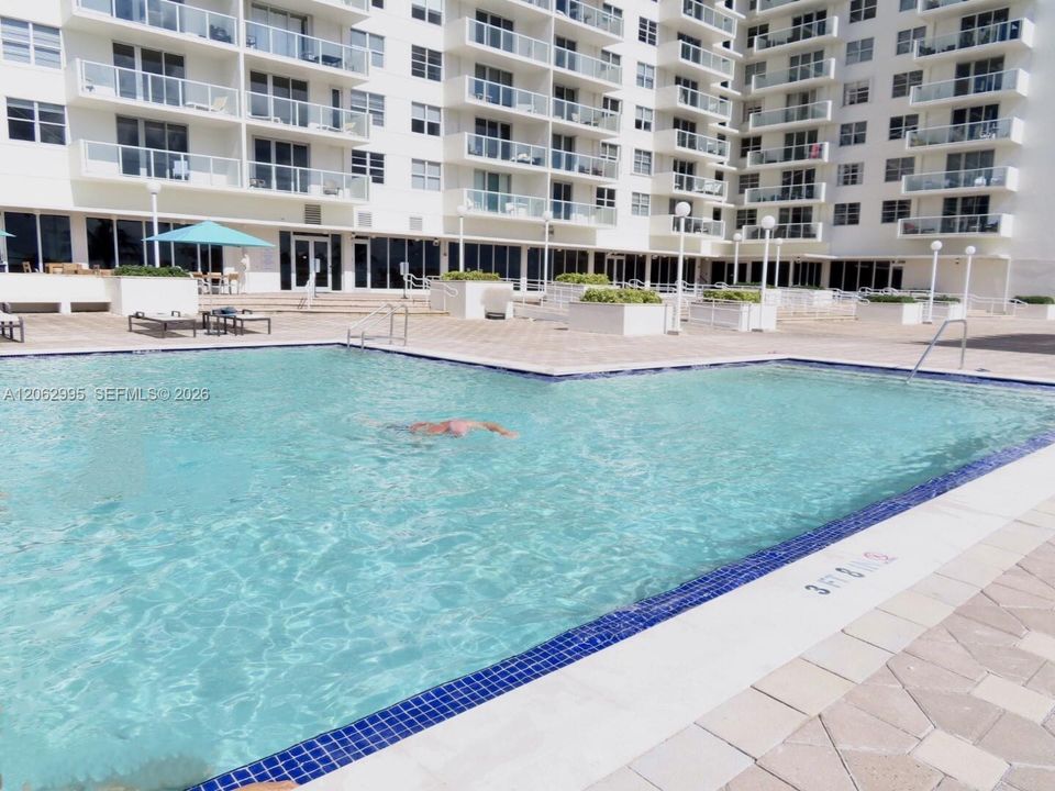 For Rent: $3,450 (1 beds, 1 baths, 825 Square Feet)