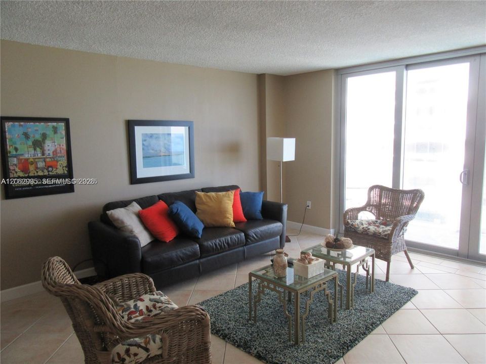 For Rent: $3,450 (1 beds, 1 baths, 825 Square Feet)