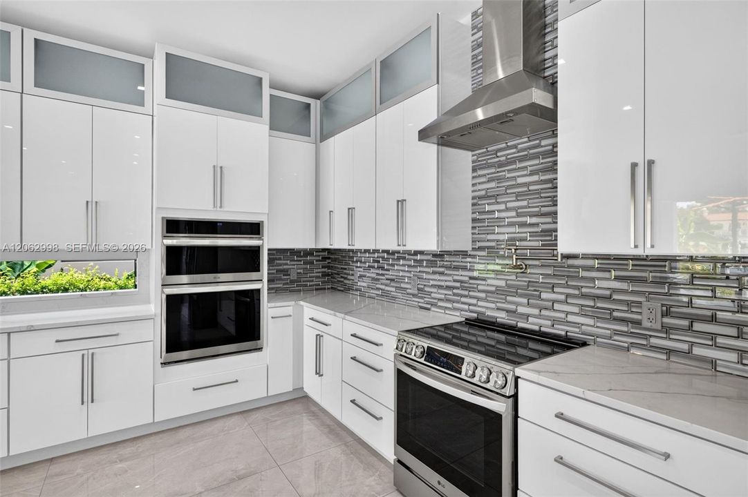 Chef's kitchen w/ counter seating, quartz waterfalls, 2 ovens, pot filler, tons of storage, KraftMaid cabinets