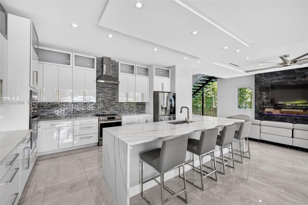 Chef's kitchen w/ counter seating, quartz waterfalls, 2 ovens, pot filler, tons of storage, KraftMaid cabinets