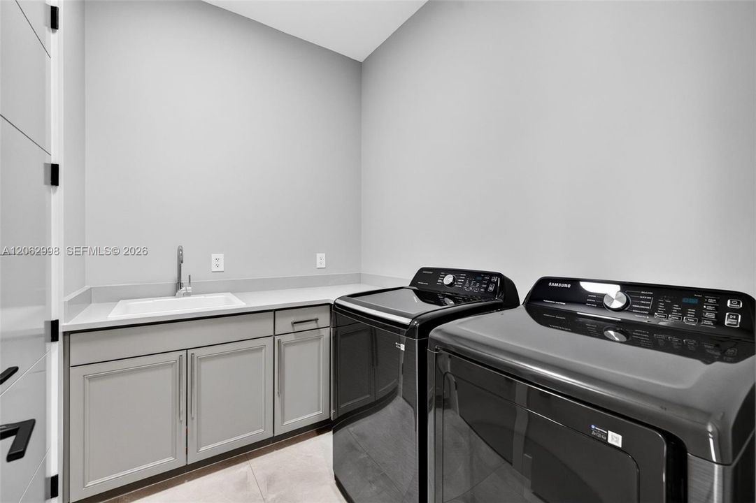 Chef's kitchen w/ counter seating, quartz waterfalls, 2 ovens, pot filler, tons of storage, KraftMaid cabinets