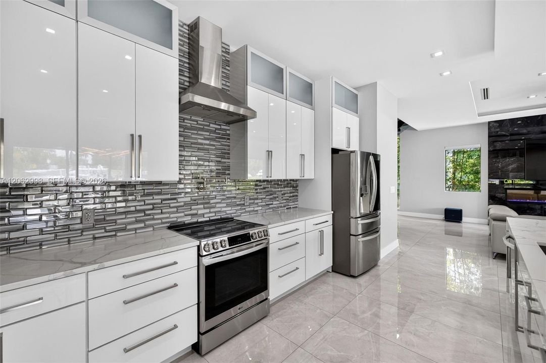 Chef's kitchen w/ counter seating, quartz waterfalls, 2 ovens, pot filler, tons of storage, KraftMaid cabinets