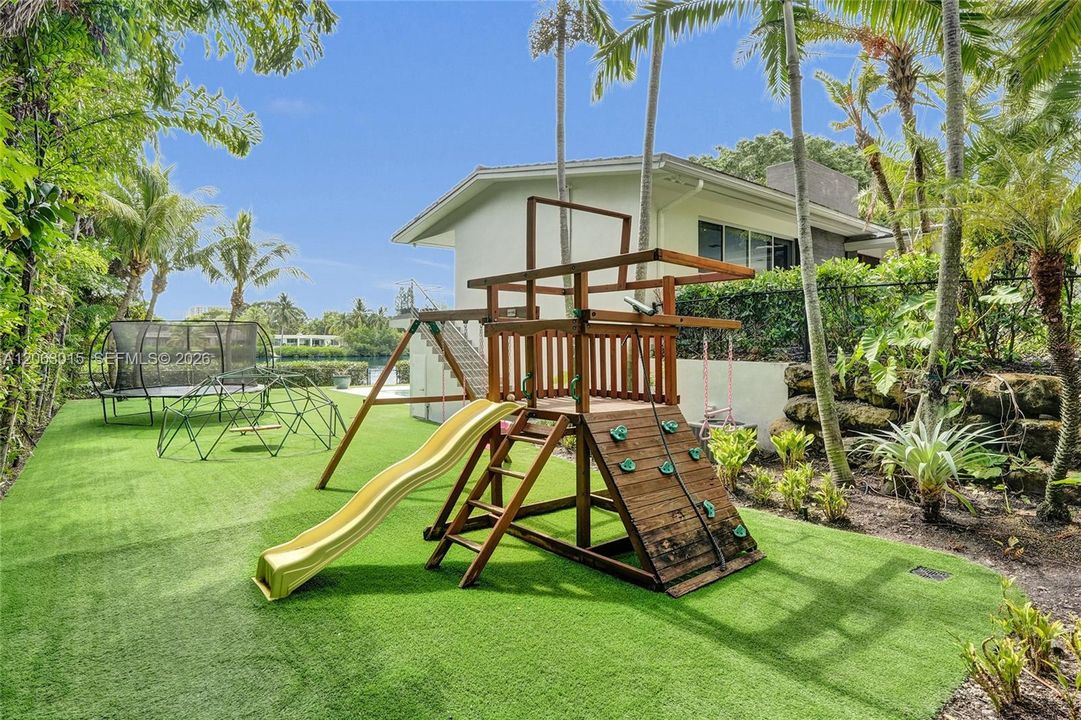 For Rent: $16,500 (6 beds, 5 baths, 3462 Square Feet)