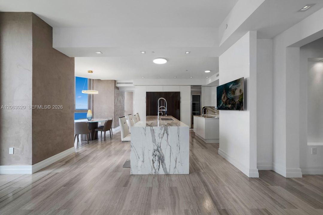 В аренду: $42,000 (3 спален, 6 ванн, 4609 Квадратных фут)