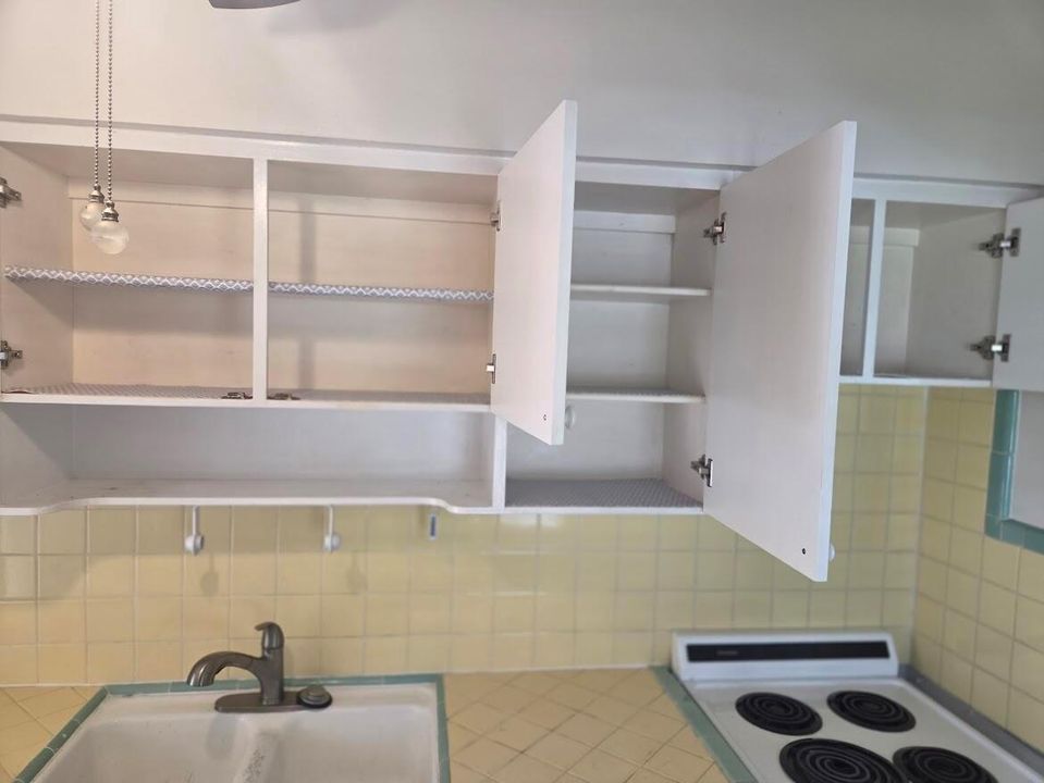 Kitchen bottom cabinets