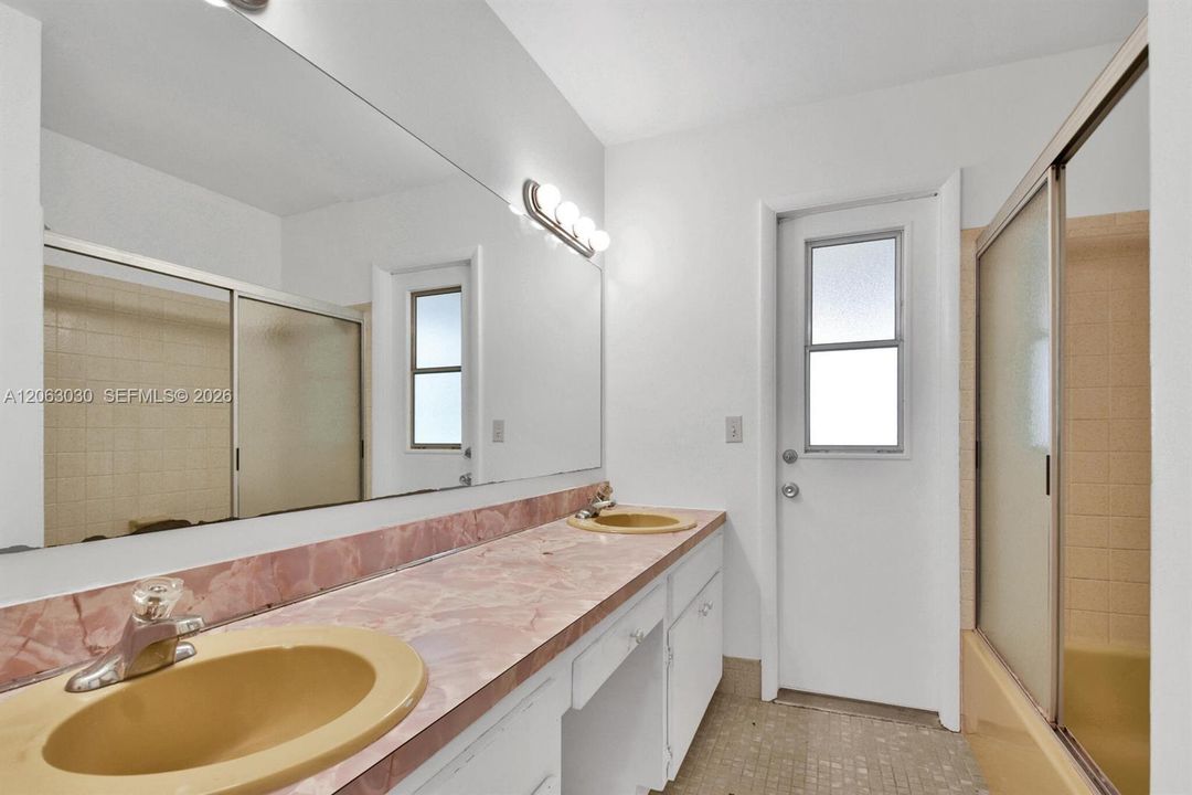 En Renta: $4,750 (3 camas, 2 baños, 1921 Pies cuadrados)