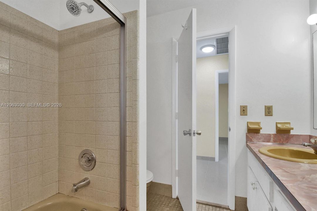 En Renta: $4,750 (3 camas, 2 baños, 1921 Pies cuadrados)