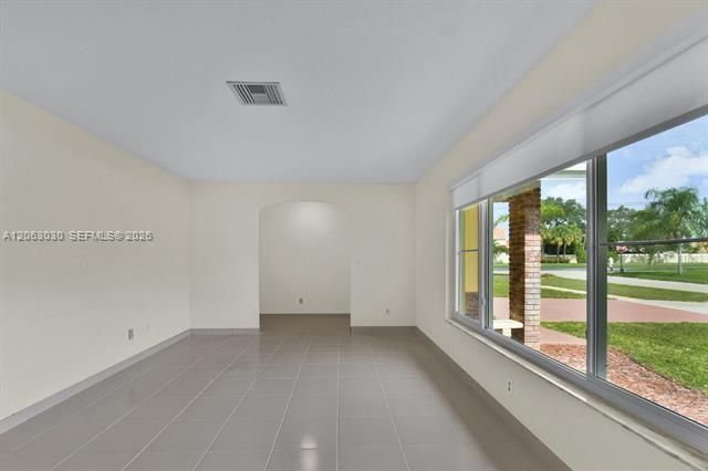 En Renta: $4,750 (3 camas, 2 baños, 1921 Pies cuadrados)