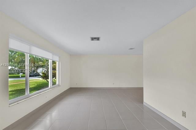 En Renta: $4,750 (3 camas, 2 baños, 1921 Pies cuadrados)