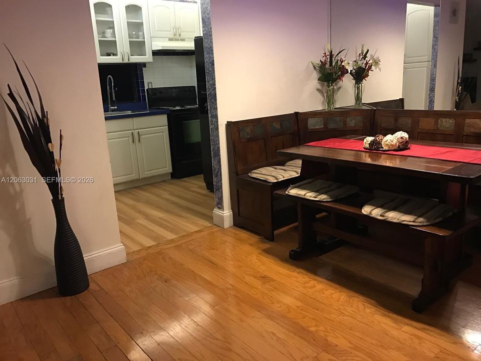 В аренду: $2,460 (2 спален, 2 ванн, 988 Квадратных фут)