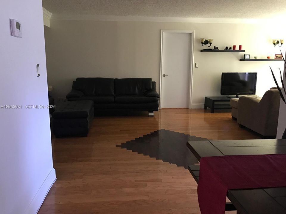 В аренду: $2,460 (2 спален, 2 ванн, 988 Квадратных фут)